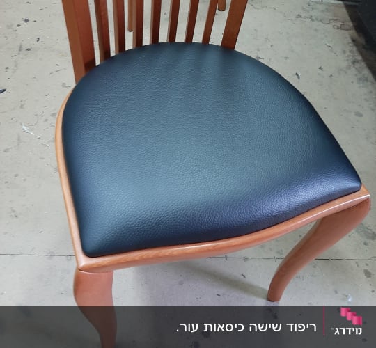 כיסא עץ עם ריפוד עור שחור